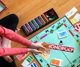 Menschen spielen miteinander Monopoly