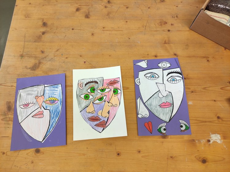 Textiles Kunstwerk mit stilisierten Figuren und Pflanzen auf grünem Grund.