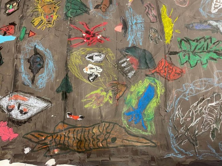 Abstraktes farbiges Kunstwerk mit reliefartiger Oberfläche.